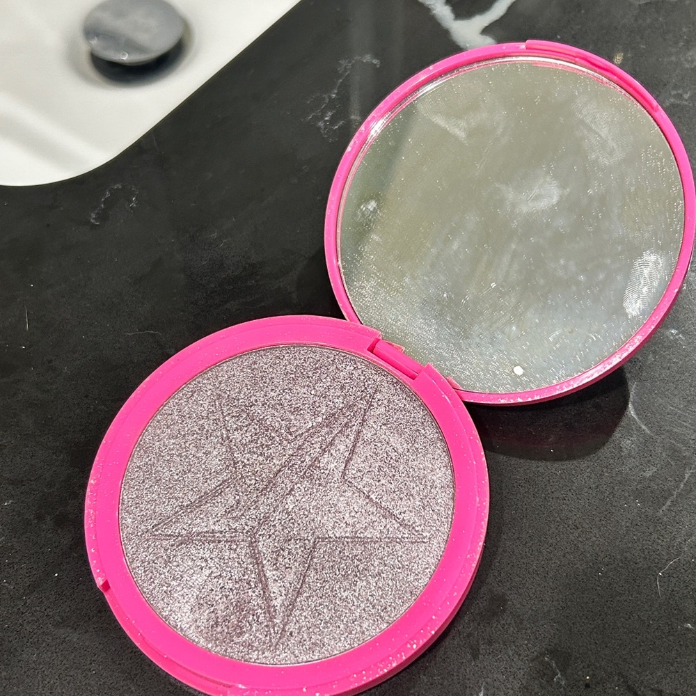 Jeffree Star Skin Frost in Lavender Snow - Picture 3 of 4